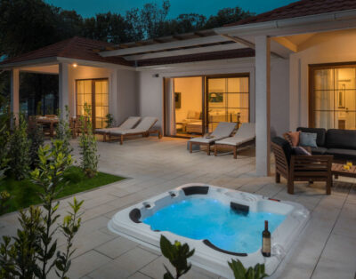 House Luxury Bay Villa with private hot tub