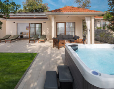 House Luxury Bay Villa with private hot tub