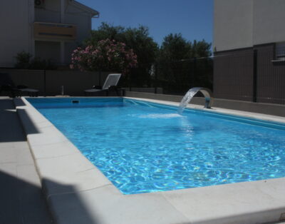 Blue breeze apartment (2+2) with pool, Novalja